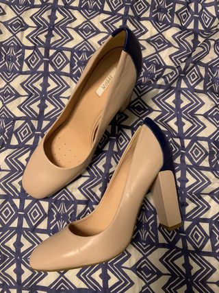 Zapatos de tacón Geox de segunda mano por 25 EUR en Espartinas en WALLAPOP