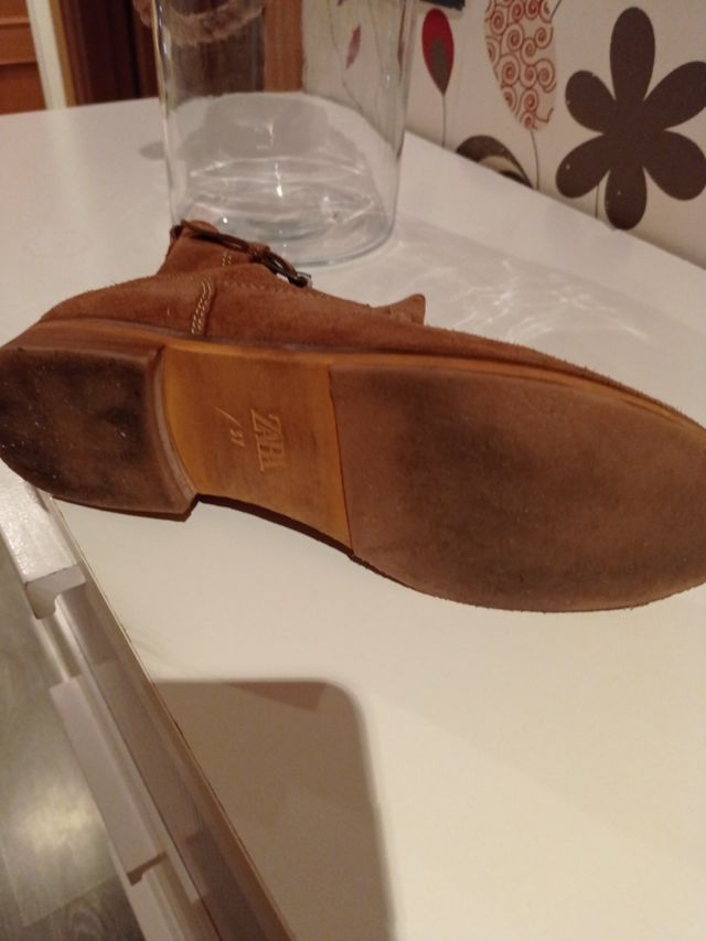 botín de serraje puesto un par de veces