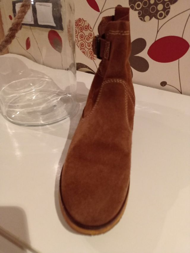 botín de serraje puesto un par de veces