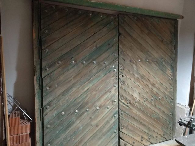 Portón de tablas con tachuelas