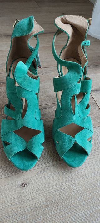 Sandalias tacón verde-turquesa tiras de segunda mano por 25 EUR en Madrid  en WALLAPOP