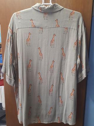 Camisa jirafas Zara de segunda mano por 10 EUR en Vilanova i la Geltrú en  WALLAPOP