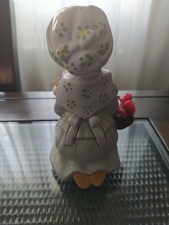 Figura ceramica vendedora de flores.