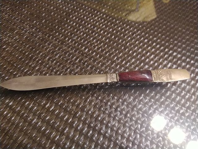 Abrecartas de bronce y madera