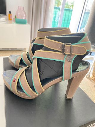 Sandalias Tacón Tommy Hilfiger de segunda mano por 29,9 EUR en El Prat de  Llobregat en WALLAPOP