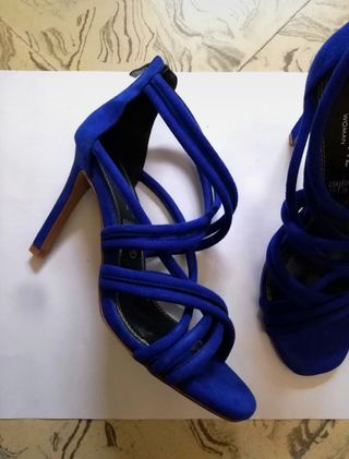 Zapatos azul eléctrico de Marypaz de segunda mano por 8 EUR en Premià de  Mar en WALLAPOP