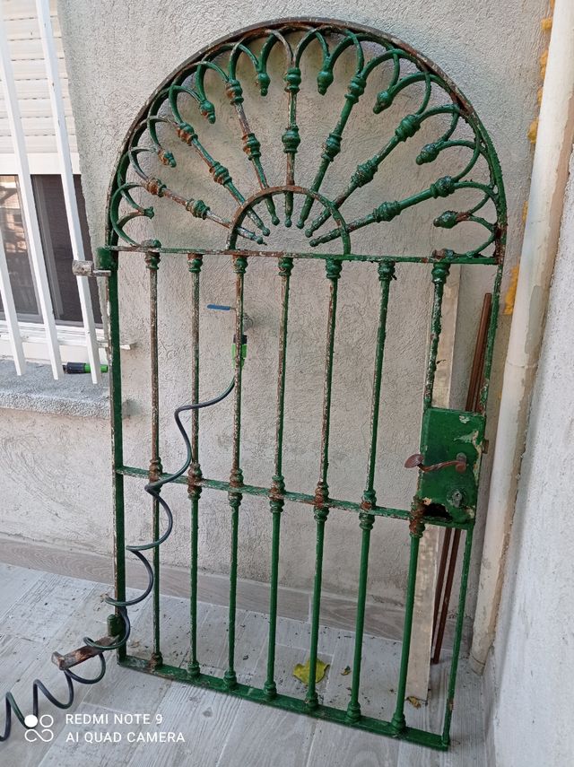 Puerta de jardin de hierro forjada de segunda mano por 90 € en La