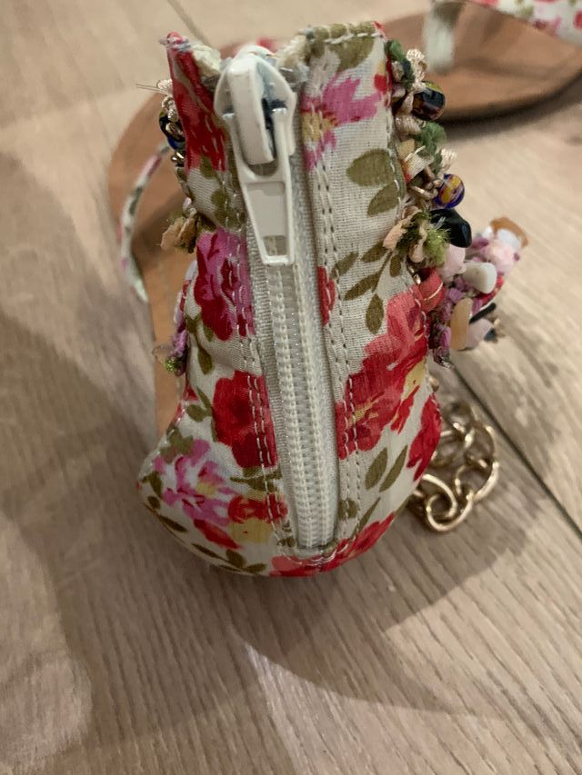 Sandalias de tela con cadenas y tiras tipo pulsera