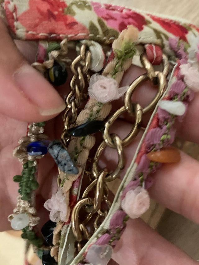 Sandalias de tela con cadenas y tiras tipo pulsera