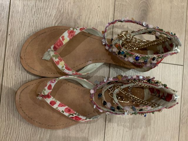 Sandalias de tela con cadenas y tiras tipo pulsera