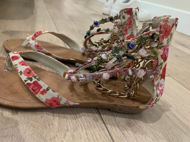 Sandalias de tela con cadenas y tiras tipo pulsera