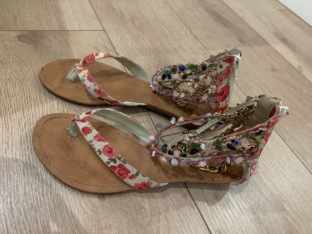 Sandalias de tela con cadenas y tiras tipo pulsera