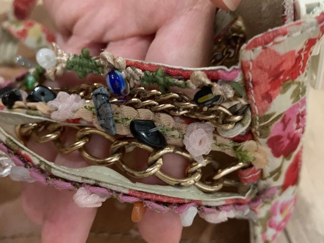 Sandalias de tela con cadenas y tiras tipo pulsera