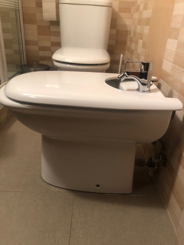 Bidet Roca modelo Giralda, con tapa y grifo