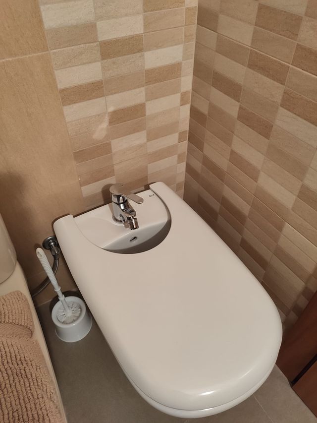 Bidet Roca modelo Giralda, con tapa y grifo