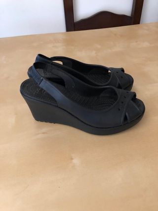 SANDALIA CON CUÑA CROCS BROOKLYN LOW WEDGE W