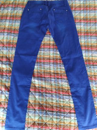 Pantalón azul pavo de segunda mano por 15 EUR en Santiago de Compostela en  WALLAPOP