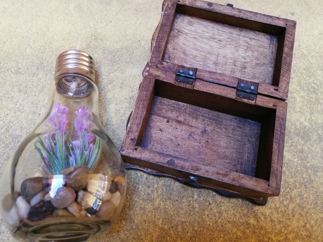 bombillas de adorno y cofre de madera
