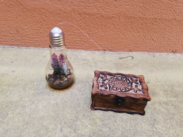 bombillas de adorno y cofre de madera