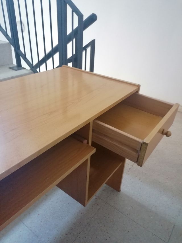 Escritorio de madera de segunda mano por 15 € en Madrid en WALLAPOP
