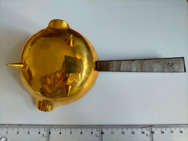 Antiguo CENICERO con forma de sartén / cazo