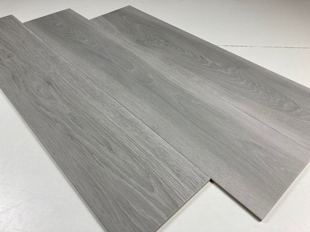 Madera INOUT Raul fresno mate gris