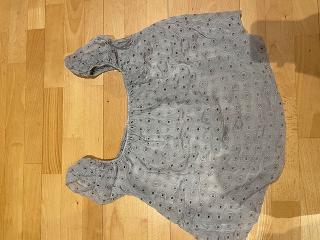 Camiseta gris con lunares