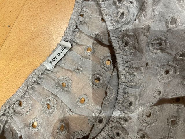 Camiseta gris con lunares