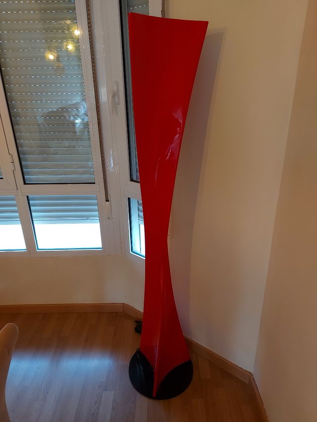 Conjunto de lámpara y mesa rojo