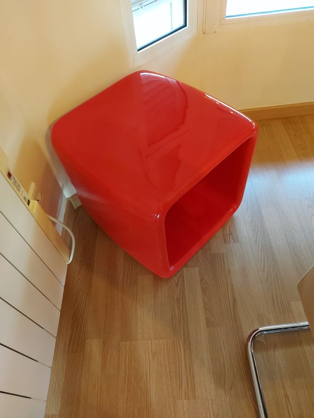 Conjunto de lámpara y mesa rojo
