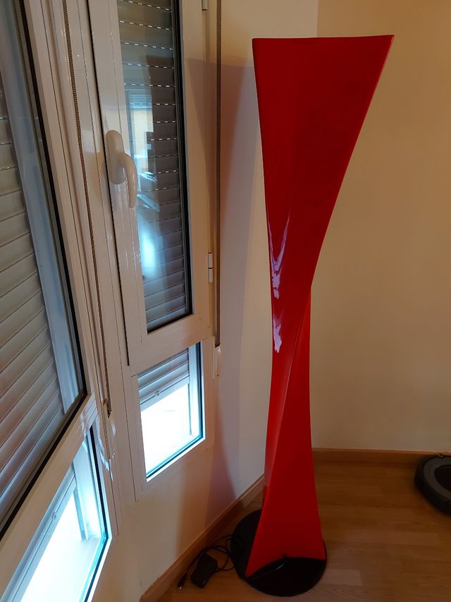 Conjunto de lámpara y mesa rojo