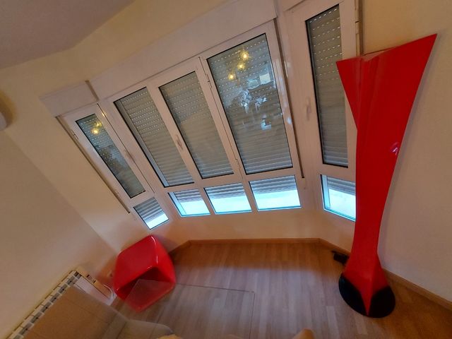 Conjunto de lámpara y mesa rojo