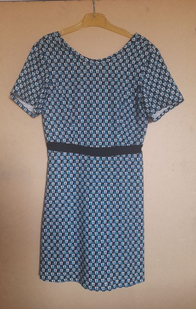 Vestido azul con estampado.