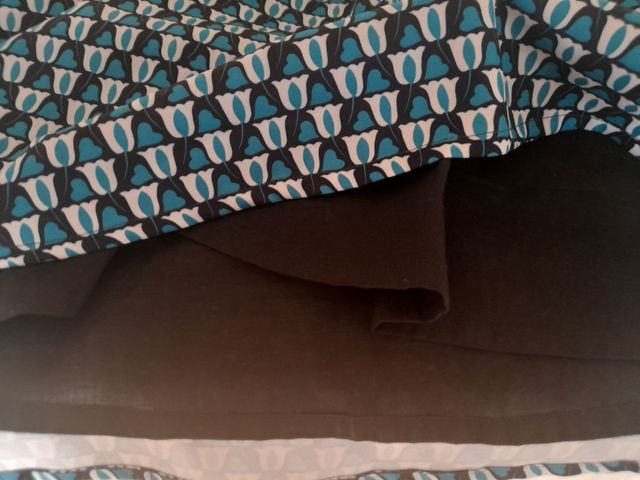 Vestido azul con estampado.