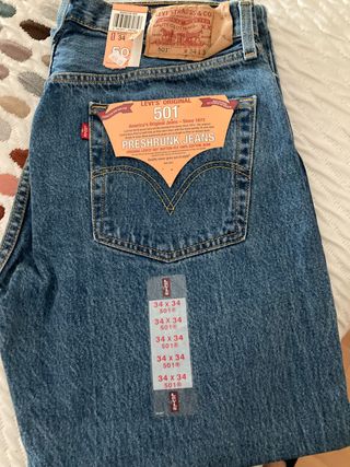 Levis 501 etiqueta roja de segunda mano por 50 EUR en Zaragoza en WALLAPOP