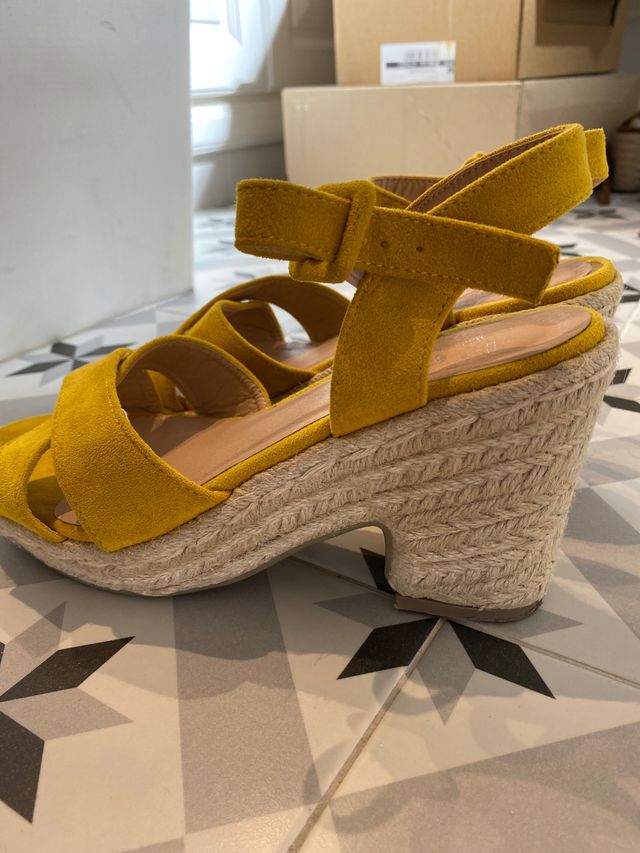 Sandalias cuña. Color mostaza. Numero 37