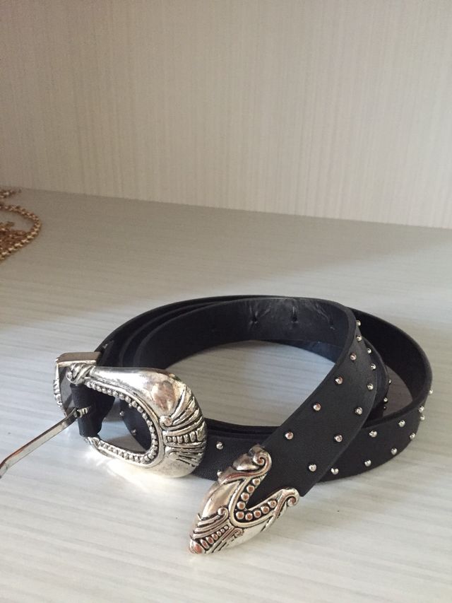 Cinturón negro detalles plateados
