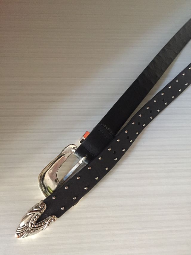 Cinturón negro detalles plateados