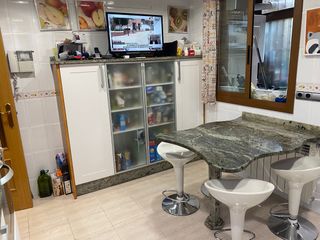 Muebles de cocina.Encimera, pared y mesa granito de segunda mano por 1.