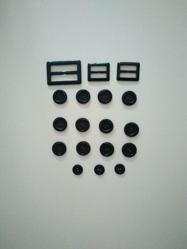 hebillas y botones azul marino de plástico