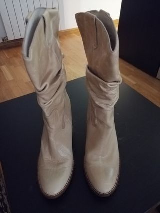 Botas camperas de piel. Tacón 9 cm de segunda mano por 20 EUR en Barcelona  en WALLAPOP
