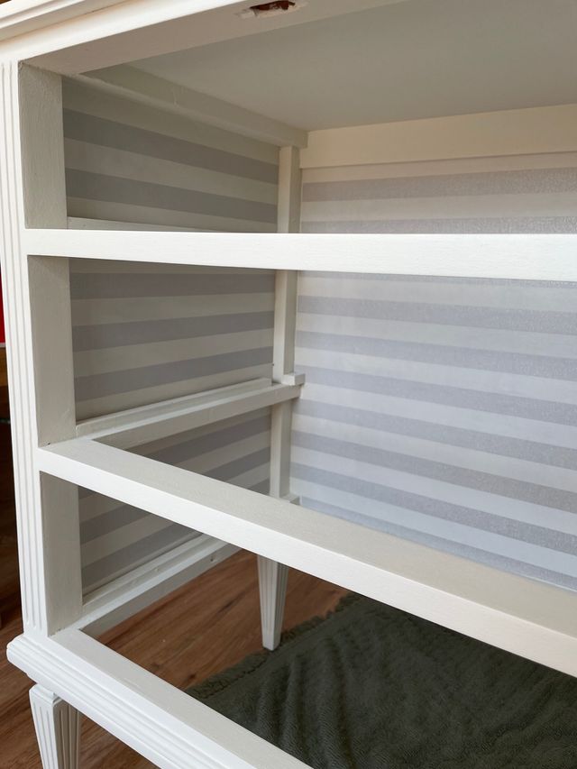 Cómoda Antigua restaurada bajo pedido .