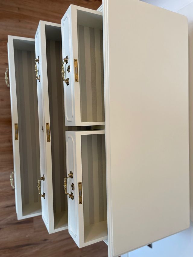 Cómoda Antigua restaurada bajo pedido .