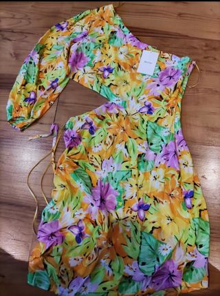 Vestido asimétrico flores Bershka de segunda mano por 14 EUR en Madrid en  WALLAPOP