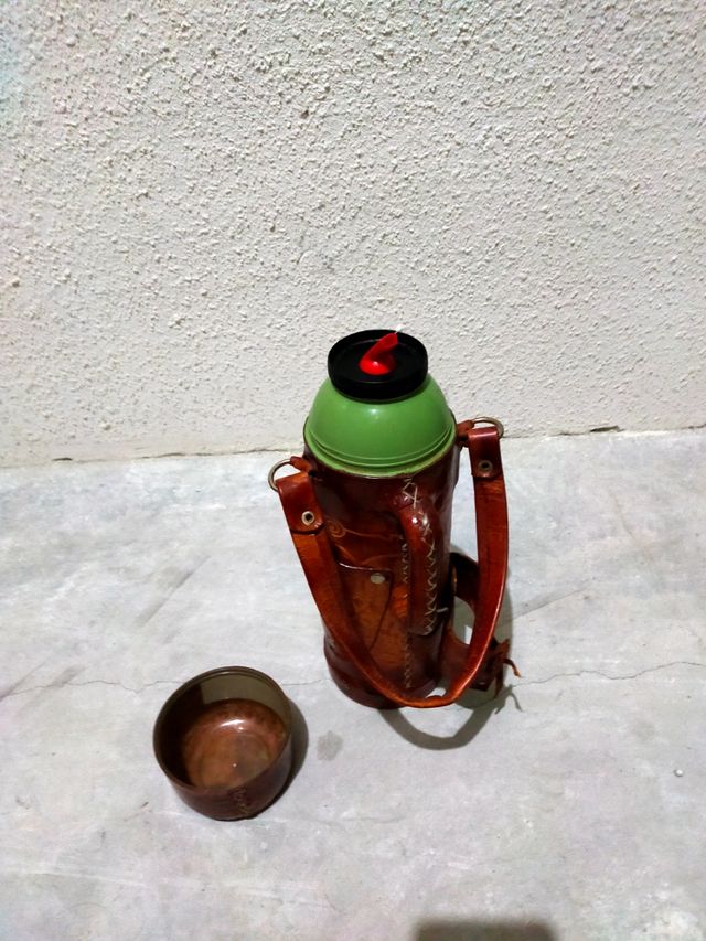 termo adornado en cuero