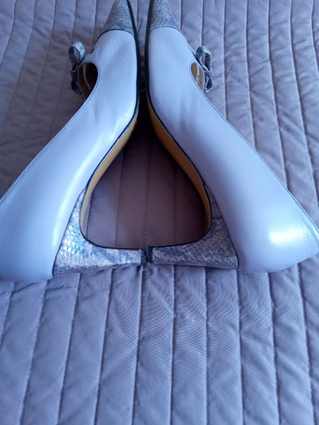 Zapato de piel, color morado,