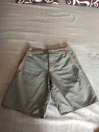 Pantalon corto Quechua,talla 38 de segunda mano por 3 EUR en Cáceres en  WALLAPOP