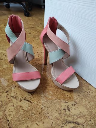 Sandalias color pastel y azul agua de segunda mano por 8 EUR en Vilar en  WALLAPOP