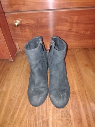 Botines bajos tacon ancho de segunda mano por 5,5 EUR en Barakaldo en  WALLAPOP