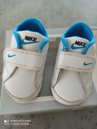 Tenis Nike bebe azul y blanco talla 17 de segunda mano por 4 EUR en O Rosal  en WALLAPOP
